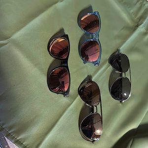 GUC set of 4 women’s sunglasses.